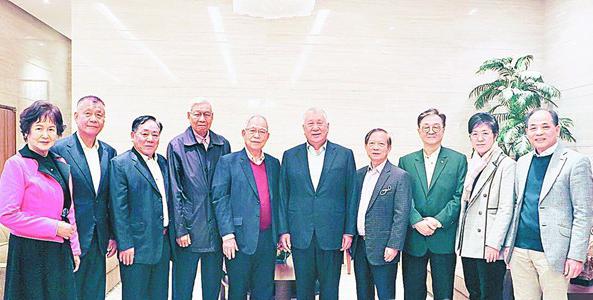 何厚鏵勉吳氏宗親會(huì)獻(xiàn)力家國