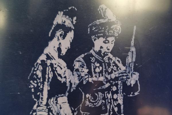 在蘆笙節(jié)里吹笙起舞