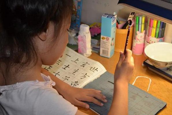 署假學(xué)繪畫(huà)書(shū)法，上藝術(shù)班