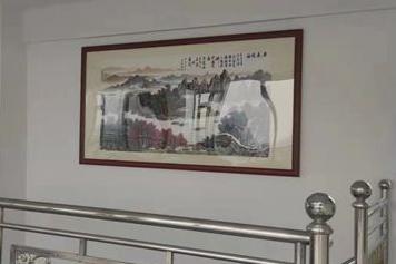 瓊海泰伯書院(籌)大樓"頂峰" 懸掛吳淑珍宗親畫作《春滿瓊?！? title=