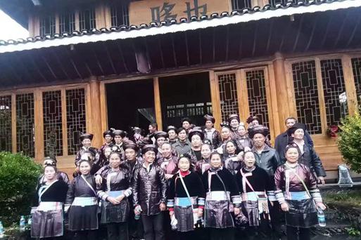 銅關(guān)大寨的鼓樓下聯(lián)合唱起萬侗族大歌